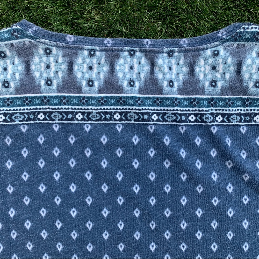 SONOMA short sleeve cotton blend tshirt with lovely blue pattern